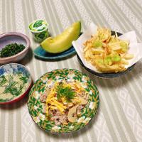 grandmaの晩ごはん☆ 今夜は昨夜の煮物でバラ寿し…ルッコラのごま和え、新ジャガイモと新玉ねぎとそら豆で天ぷらを…頂きます
