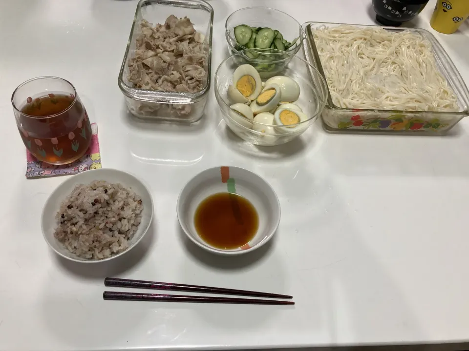 晩御飯☆ひやむぎ☆十六穀米☆茹で豚☆胡瓜☆茹で卵|Saharaさん