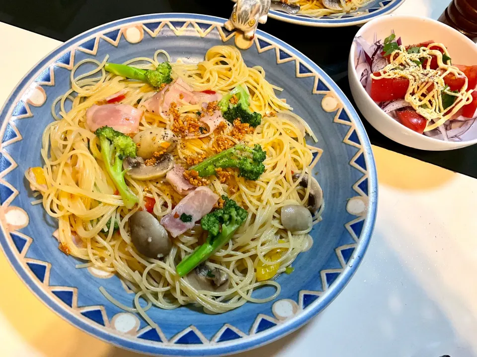 ベーコン🥓とブロッコリー🥦のペペロンチーノ
と
紫玉ねぎ🟣とトマト🍅のサラダで晩御飯|Takeshi  Nagakiさん