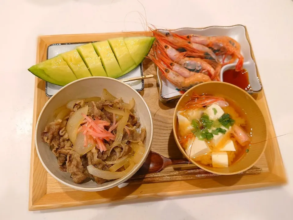 牛丼、甘エビ、豆腐の味噌汁、メロン|sorsmdさん