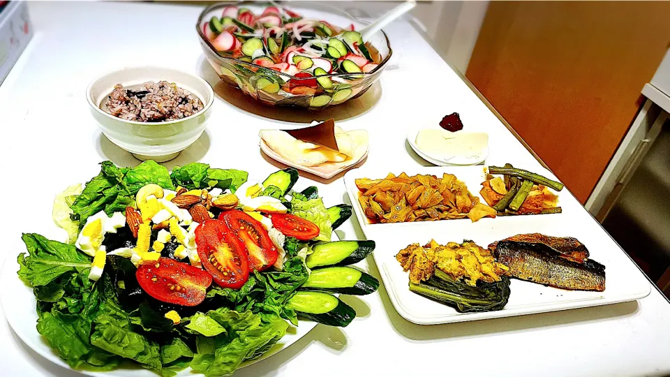 サラダ🥗ﾄｰﾀﾝｷﾞﾆﾘﾝ🇵🇭キャベツ大蒜炒め　インゲンと生揚げの煮物　自家製浅漬けピクルス　鰊蒲焼|マニラ男さん