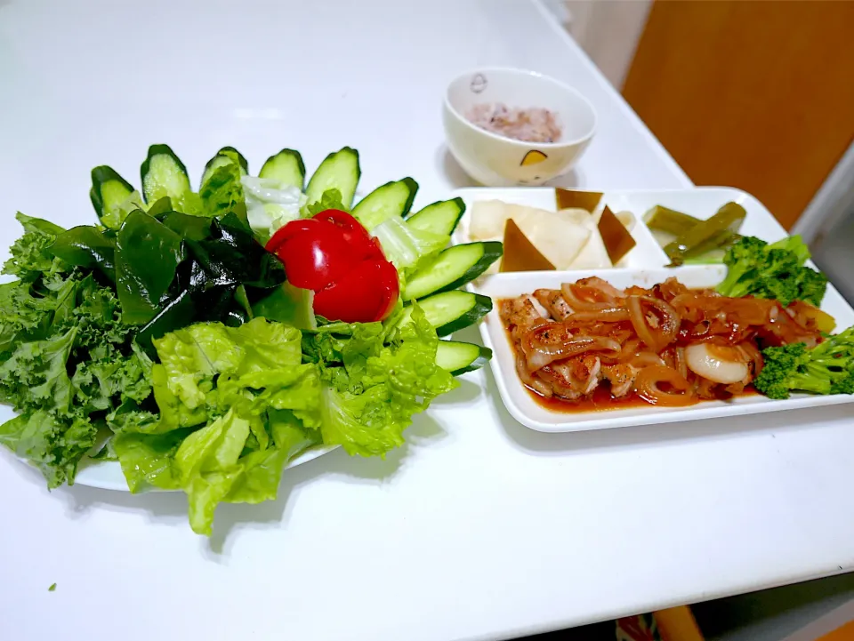 Snapdishの料理写真:サラダ🥗チキンステーキ🐔|マニラ男さん