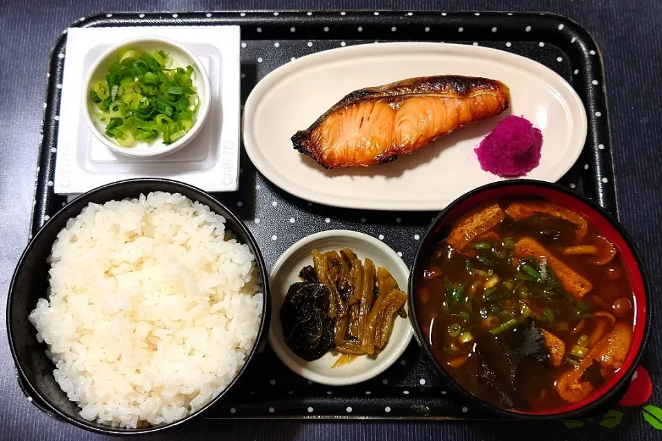 今日の朝ごはん（こばんは高知県産コシヒカリに焼鮭（白鮭）、納豆、赤だしのなめこ汁、野沢菜の味噌漬）|Mars＠釜飯作り研究中さん