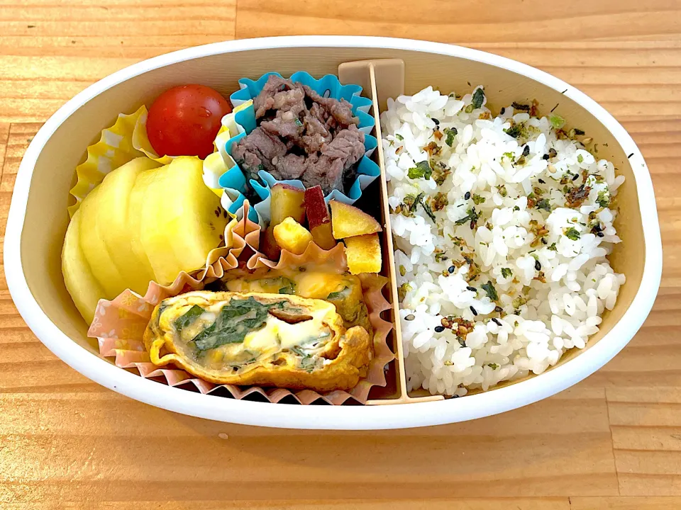 2023.4.20お弁当
お友達からさつまいもスティックの作り方を教わりました。子供達も美味しいと喜んでくれました。リピレシピです。
レシピ
さつまいも　一本
バター　　15〜20g
砂糖　　　小さじ1.5
塩  ひとつまみ

1.スティック状に切り水に浸す
2.レンジで600w5分
3.フライパンにバター、さつまいもがカリカリになるまで炒める
4.最後に塩と砂糖を入れて軽く炒めて完成

※レンジはメーカーやさつまいもの量によって違うと思いますので、ご家庭で
調整してください☺️

#中高生お弁当
#手作り目標
|sariさん