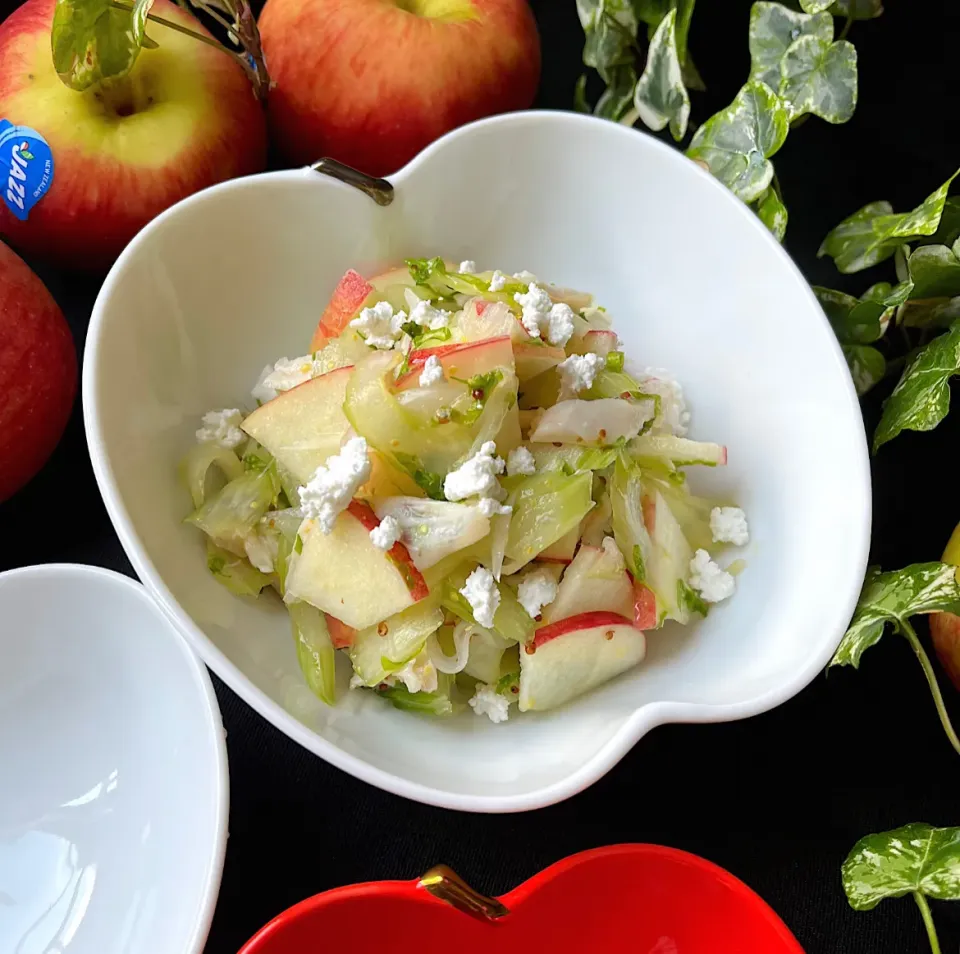 🍎初物JAZZりんごでセロリとチキンとりんごのサラダ🥗|Hollyさん