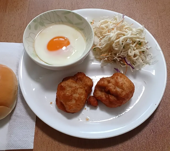 卵
キャベツミックスサラダ
唐揚げ
ロールパン|ナナさん