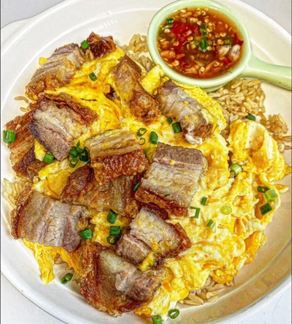 Crispy Pork Belly & Creamy Omelette Over Rice (ข้าวไข่ข้น+หมูกรอบ) 🥚🐷🍚|An'leeさん