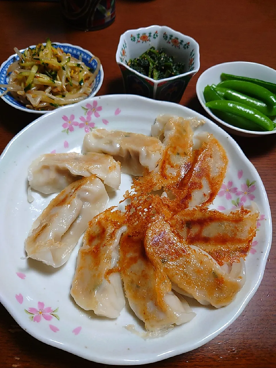 Snapdishの料理写真:餃子
もやしサラダ
スナップエンドウ
ほうれん草胡麻和え|ぱやさん