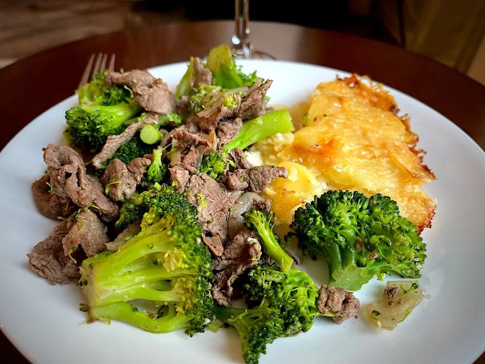 Beef and Broccoli with a side of scalloped potatoes|Laki Maikaʻiさん