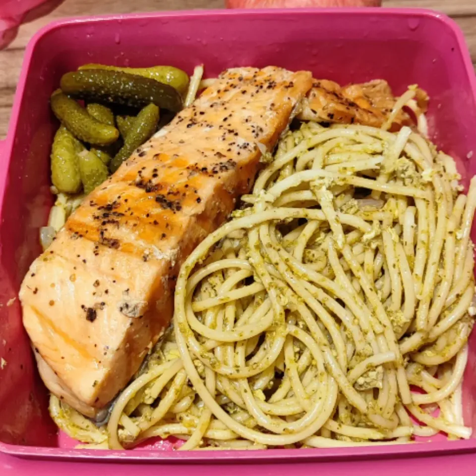 Snapdishの料理写真:Spagethi Pesto with Grilled Salmon|simatasepetさん