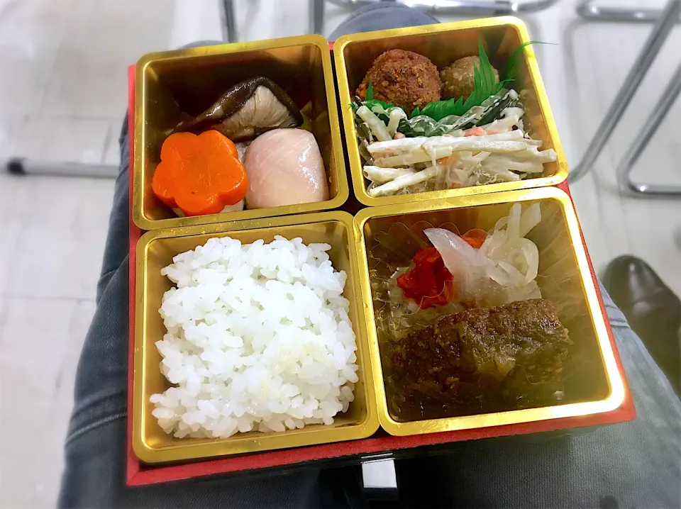 地域と旬のハンバーグ・ミートボール・ごぼうサラダ・煮しめのお弁当　株主ミーティングでご馳走になりました|リフルシャッフルさん