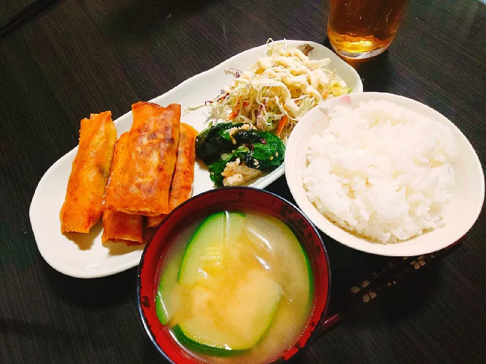 ごはん、ズッキーニとミョウガと油揚げの味噌汁、バリフワエビロール、キャベツサラダ、惣菜|サトリさん