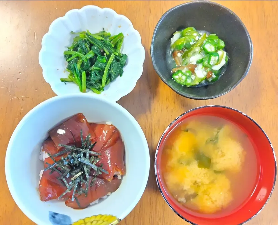 2023 0608　鮪の漬け丼　ほうれん草のおひたし　おくらとなめこの山芋和え　豆腐とわかめのお味噌汁|いもこ。さん