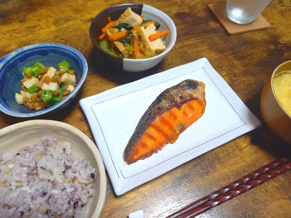 ・焼き鮭
・小松菜と厚揚げの炊いたん
・オクラ長芋納豆
・じゃがいもと玉子のみそ汁|ちりさん