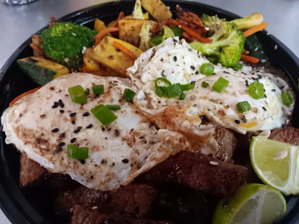 Snapdishの料理写真:Hibachi Steak & Egg bowl...|Anthony Brunoさん