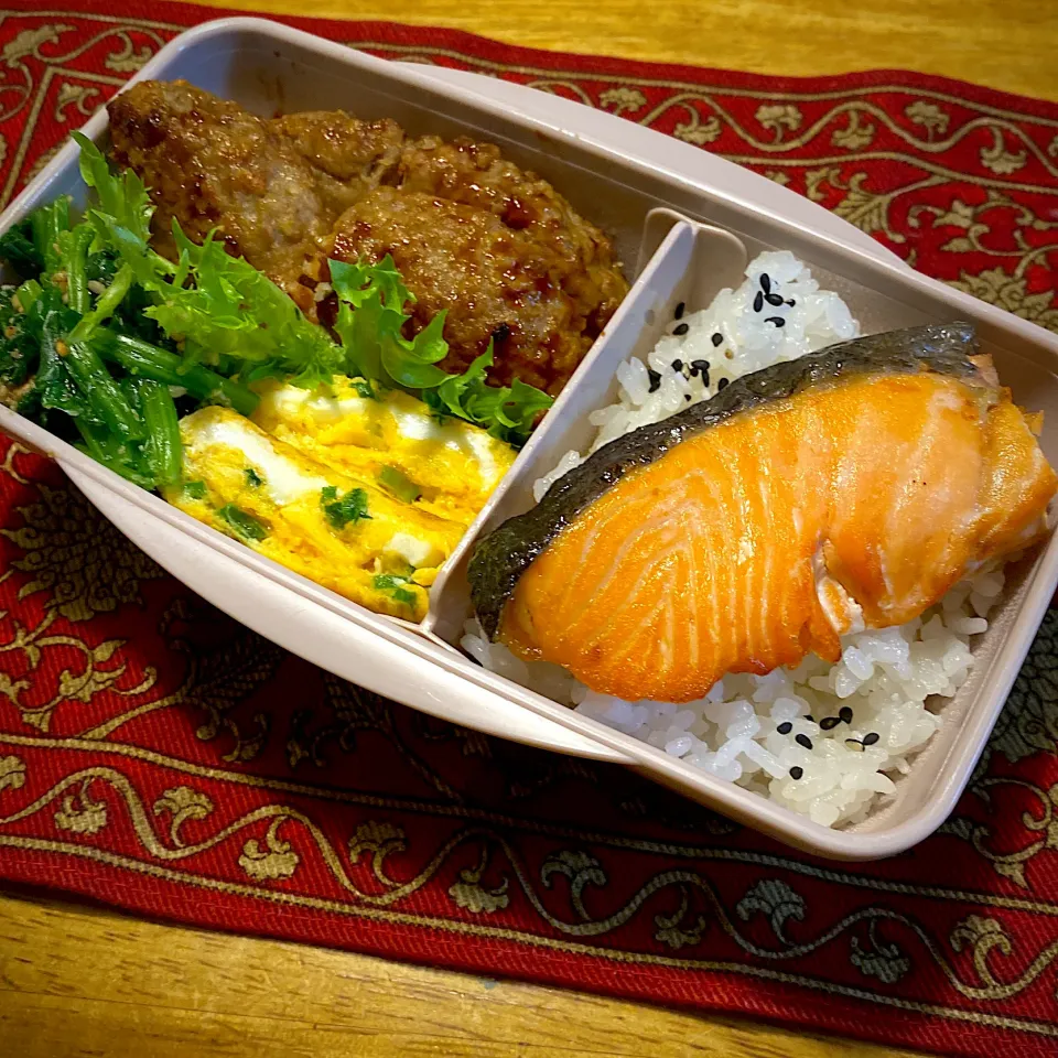 ハンバーグと、ほうれん草の胡麻和えと、ネギ入り卵焼きと、焼き鮭ご飯弁当|もえさん