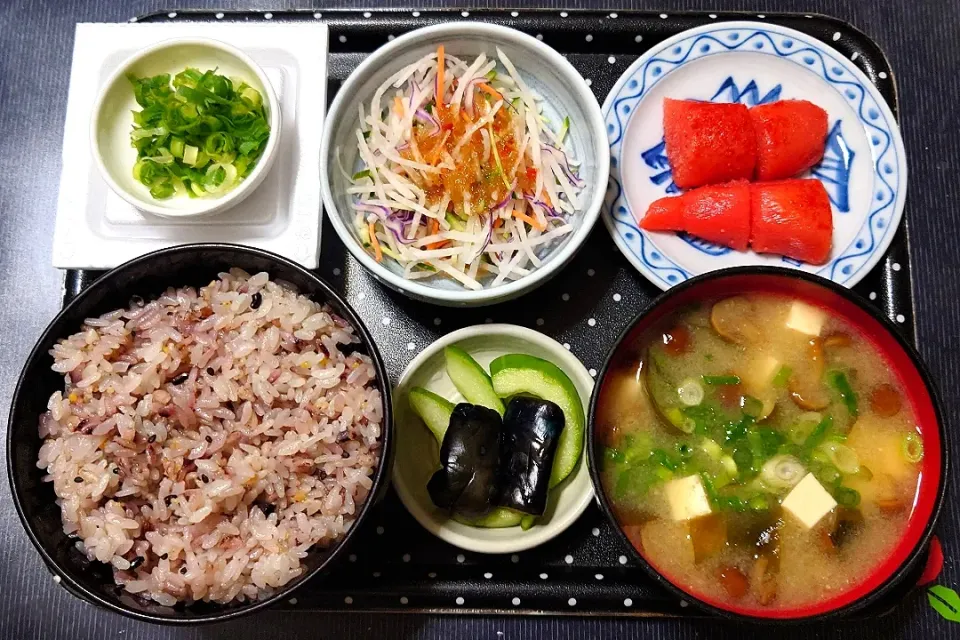 今日の朝ごはん（十五穀ごはんに辛子明太子、和風サラダ、納豆、なめこ汁、瓜と茄子の浅漬）|Mars＠釜飯作り研究中さん