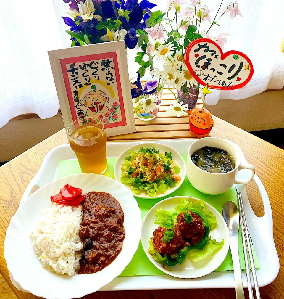 Snapdishの料理写真:スパイスカレー🍛ピーマン肉詰め🫑トマト玉葱スプーンで食べるサラダ🥗味噌マヨネーズで^ - ^💖|HAMI69さん