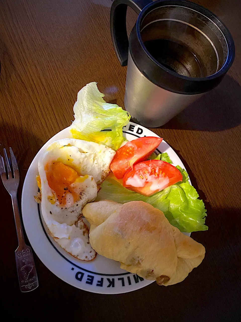 目玉焼き　サラダ　グリーンレーズンの塩バターパン　コーヒー|ch＊K*∀o(^^*)♪さん