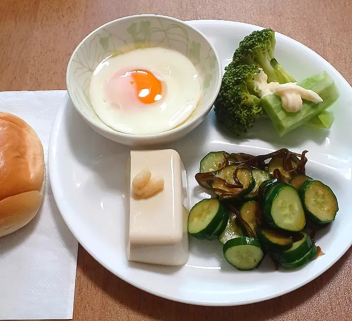 Snapdishの料理写真:卵
ブロッコリー
きゅうりの塩昆布浅漬け
冷奴
ロールパン|ナナさん