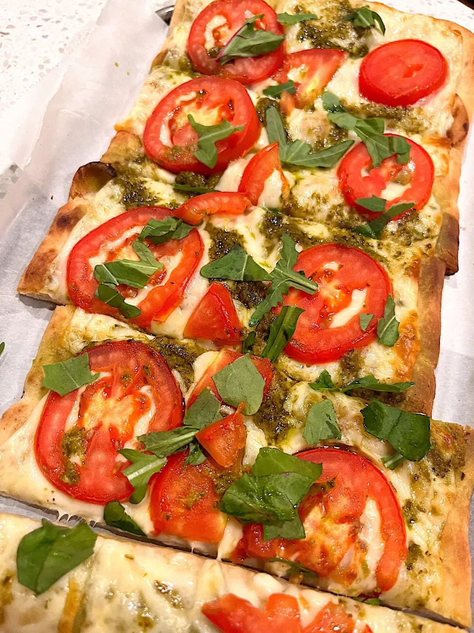 Homemade Pesto Caprese flatbread pizza|🌺IAnneさん