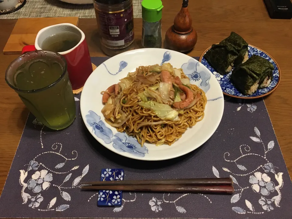 大盛りソース焼きそば、おにぎり(昼飯)|enarinさん