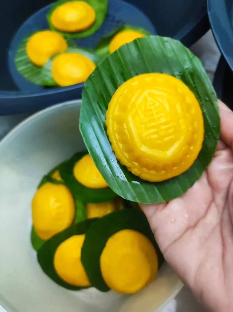 Orange sweet potato mung beans angku kuih|Jocelyn SETさん