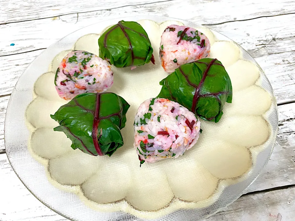 ビーツの葉と桜えびのだしむすび🍙|ぽっちさん