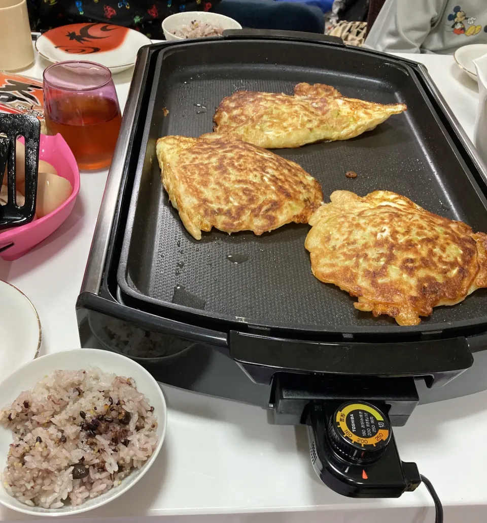 Snapdishの料理写真:晩御飯( ˊ̱˂˃ˋ̱ )☆お好み焼き☆十六穀米|Saharaさん