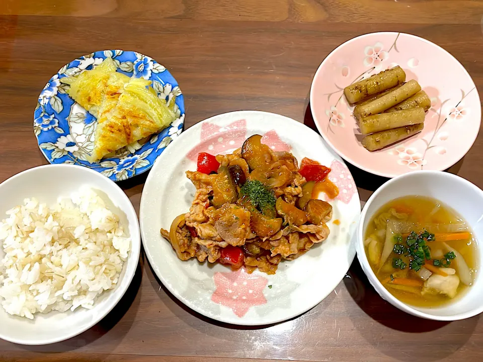 豚こまと茄子のポークチャップ　根菜と鶏もものすまし汁　たたきごぼう　新じゃがのチーズガレット|おさむん17さん