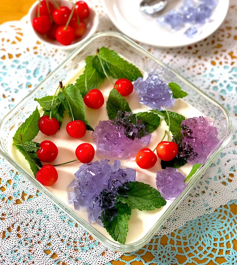 Snapdishの料理写真:サクランボと紫陽花のヨーグルトパンナコッタ🍒💠|さらっと🍀さん