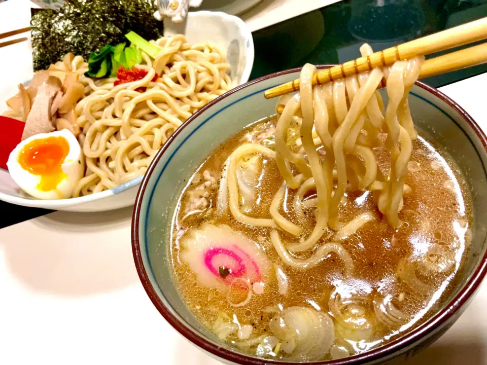 お家で作る豚骨醤油味のつけ麺。麺は９分茹での極太をチョイス。スープはちょっとアレンジして辛味噌をトッピング(山形龍上海の真似)
#お家でつけ麺
#極太麺
#豚骨醤油
#熱盛り|Takeshi  Nagakiさん