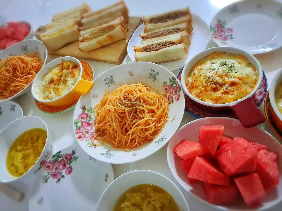 夕食(*^^*)
たらこスパゲティ🍝
タマゴサンド
コロッケサンド
メンチサンド
マカロニグラタン
ツナと卵のカレー風味スープ|プリン☆さん