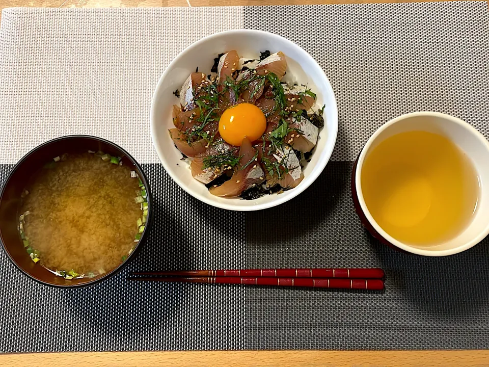 ぶりの漬け丼　味噌汁|そのみさん