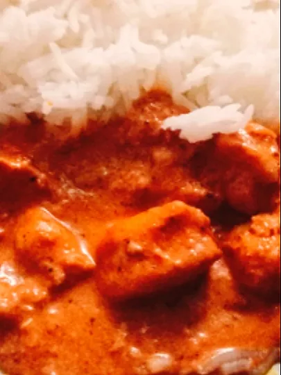 Snapdishの料理写真:butter chicken with steamed rice|Aisha Khanさん