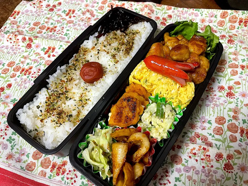 Snapdishの料理写真:お弁当★鶏のハニーカレー照り焼き、青のり卵、キャベツの塩ごま蒸し、かぼちゃのチーズ入りお焼き、ゆかりポテサラ、ちくわのチーズしょうゆソテー|ハルさん