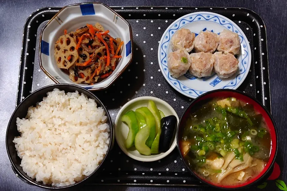 今日の朝ごはん（押麦ごはんに崎陽軒のシウマイ、レンコンのきんぴら、舞茸のみそ汁、瓜と茄子の浅漬）|Mars＠釜飯作り研究中さん