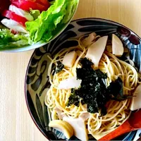 Snapdishの料理写真:たけのことささみときのこパスタ、トマトとモッツァレラのカプレーゼ|ＰＩＰＩさん