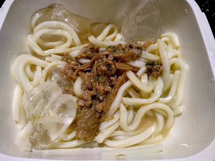 なめ茸と肉そぼろ入り胡麻ダレ冷やしうどん|darkbaronさん