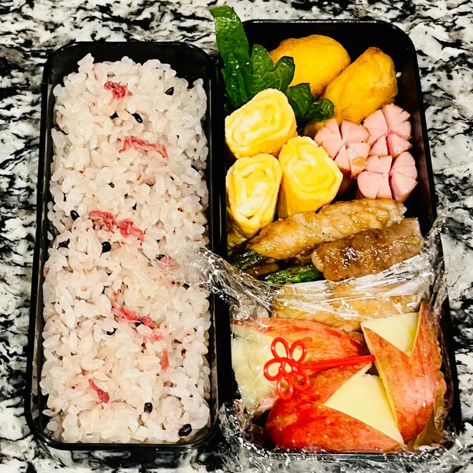 Snapdishの料理写真:桜のおこわ弁当|アッコちゃん✨さん