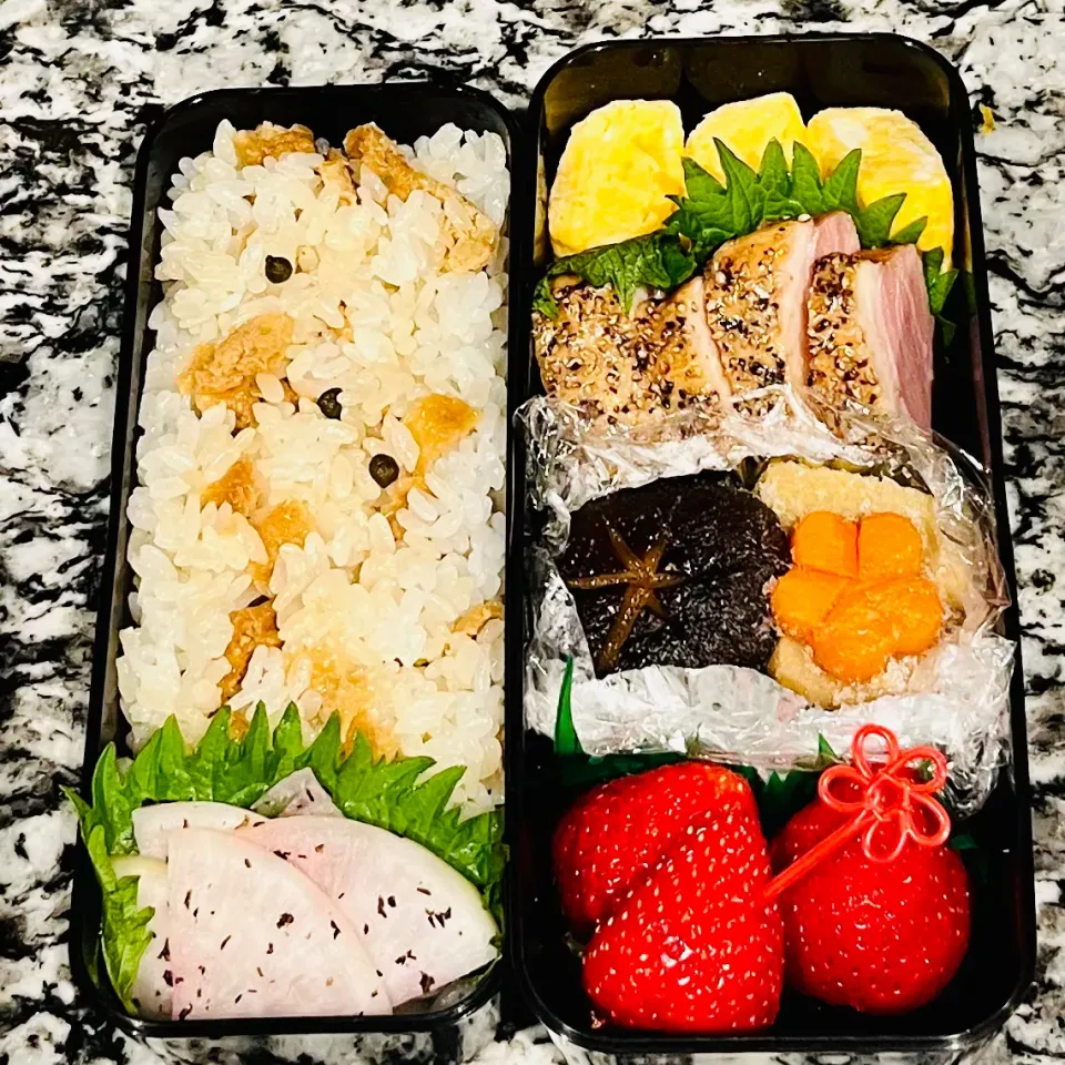 Snapdishの料理写真:実山椒と油揚げの炊き込みご飯弁当|アッコちゃん✨さん