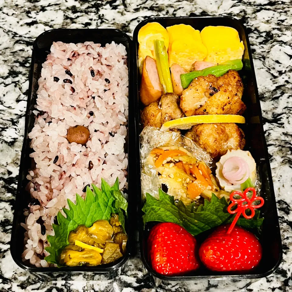 唐揚げと黒米おこわ弁当|アッコちゃん✨さん