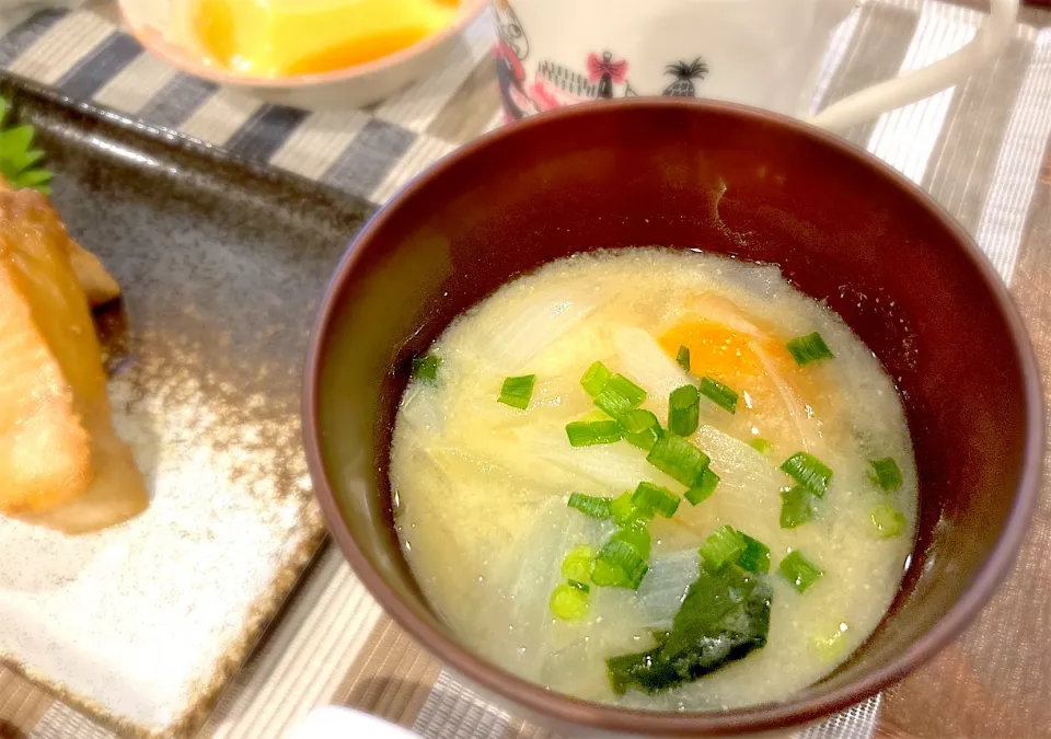 Snapdishの料理写真:新玉ねぎのとろとろ味噌汁|akanyeさん