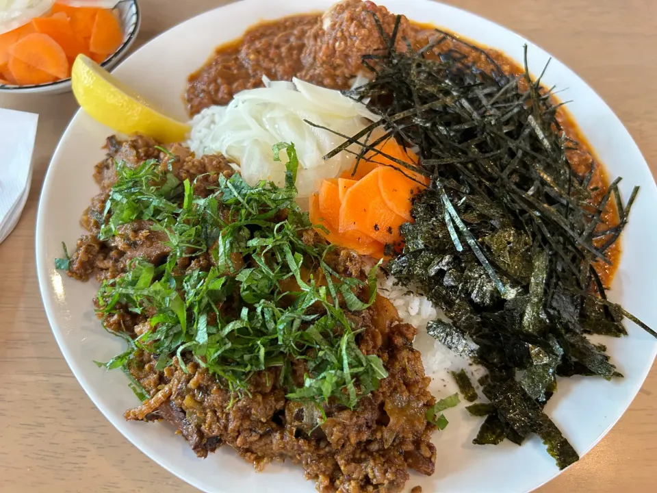 キーマ12(イワシレンコン)🔥と極辛キーマクラシックのりだく🍛🔥💣のあいがけ、味玉トッピング🥚ピクルスマシマシ🥒|buhizouさん