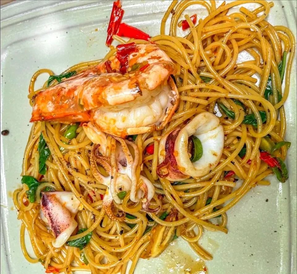 Stir-Fried Spicy Spaghetti w/ Mixed Seafood 🌶️🍝🦐🦑🌶️🤤 (สปาเก็ตตี้ผัดขี้เมาทะเล)|An'leeさん