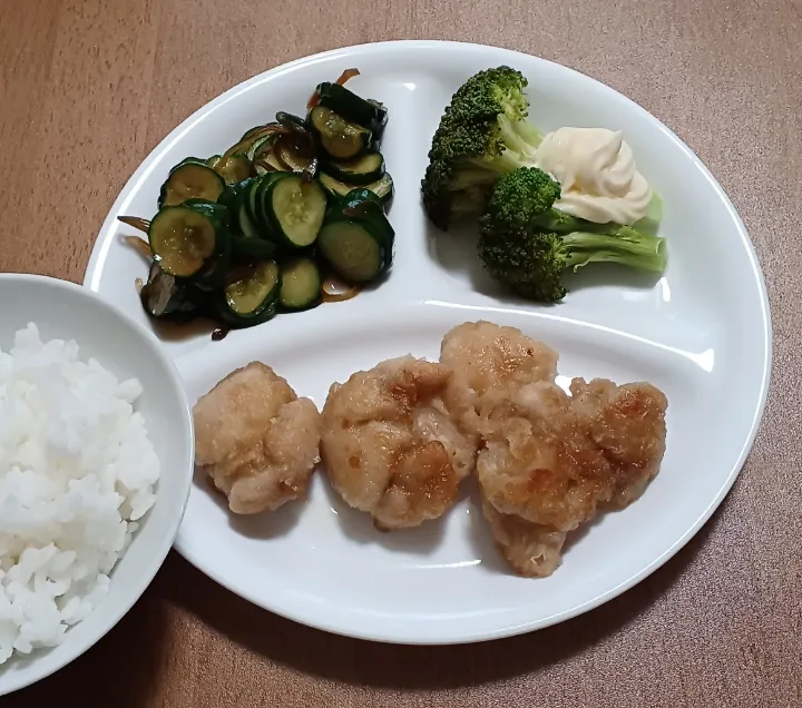 鶏肩小肉の昆布つゆ炒め
きゅうりの塩昆布浅漬け
ブロッコリー
ご飯🍚|ナナさん