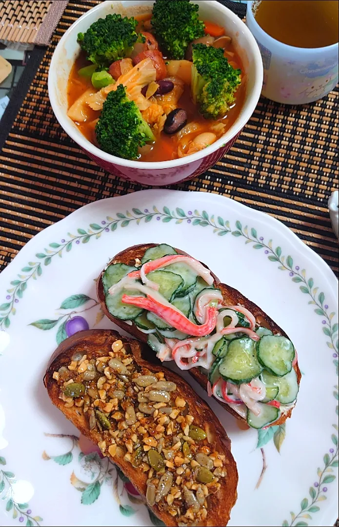 🌅朝ご飯🌅
　フランスパンに……
　カルディの食べるナッツソースのせて
　きゅうりとカニカマ和えのせて　
　野菜と大豆のトマトスープ|ポチさん