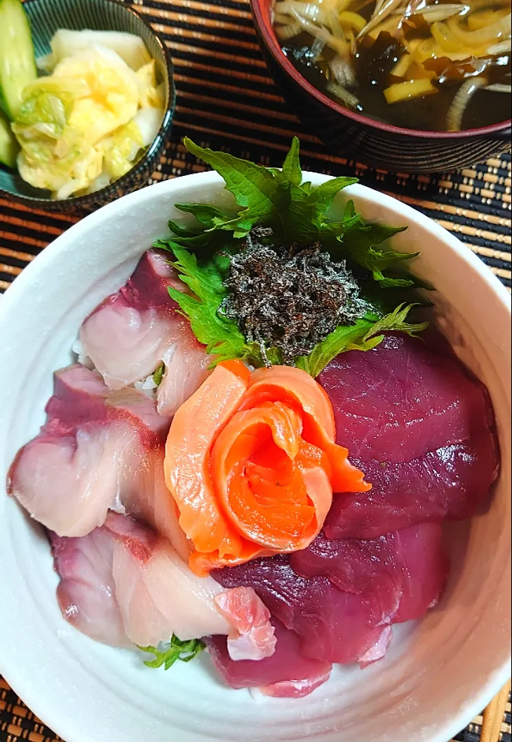 🍴夕ご飯🍴
本マグロ、ブリ、サーモン丼
エノキとワカメの味噌汁
白菜漬物|ポチさん