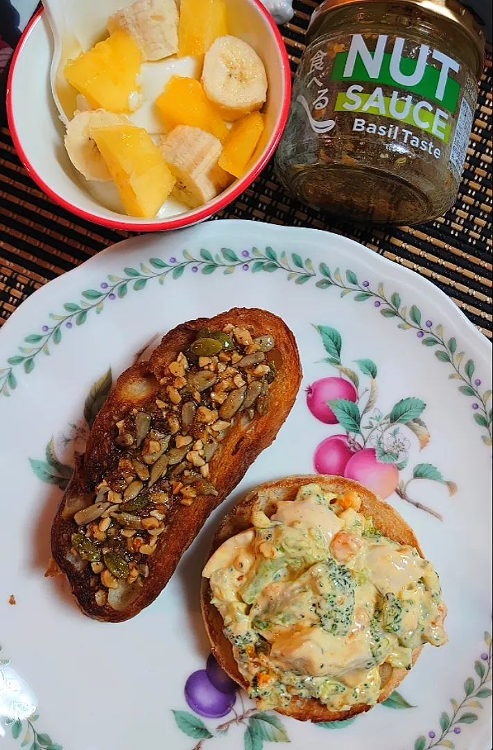 🌅朝ご飯🌅
フランスパンに食べるナッツのせ
イングリッシュマフィンにブロッコリーと　　　　
　卵サラダのせ
パイナップルとメロンのヨーグルト|ポチさん