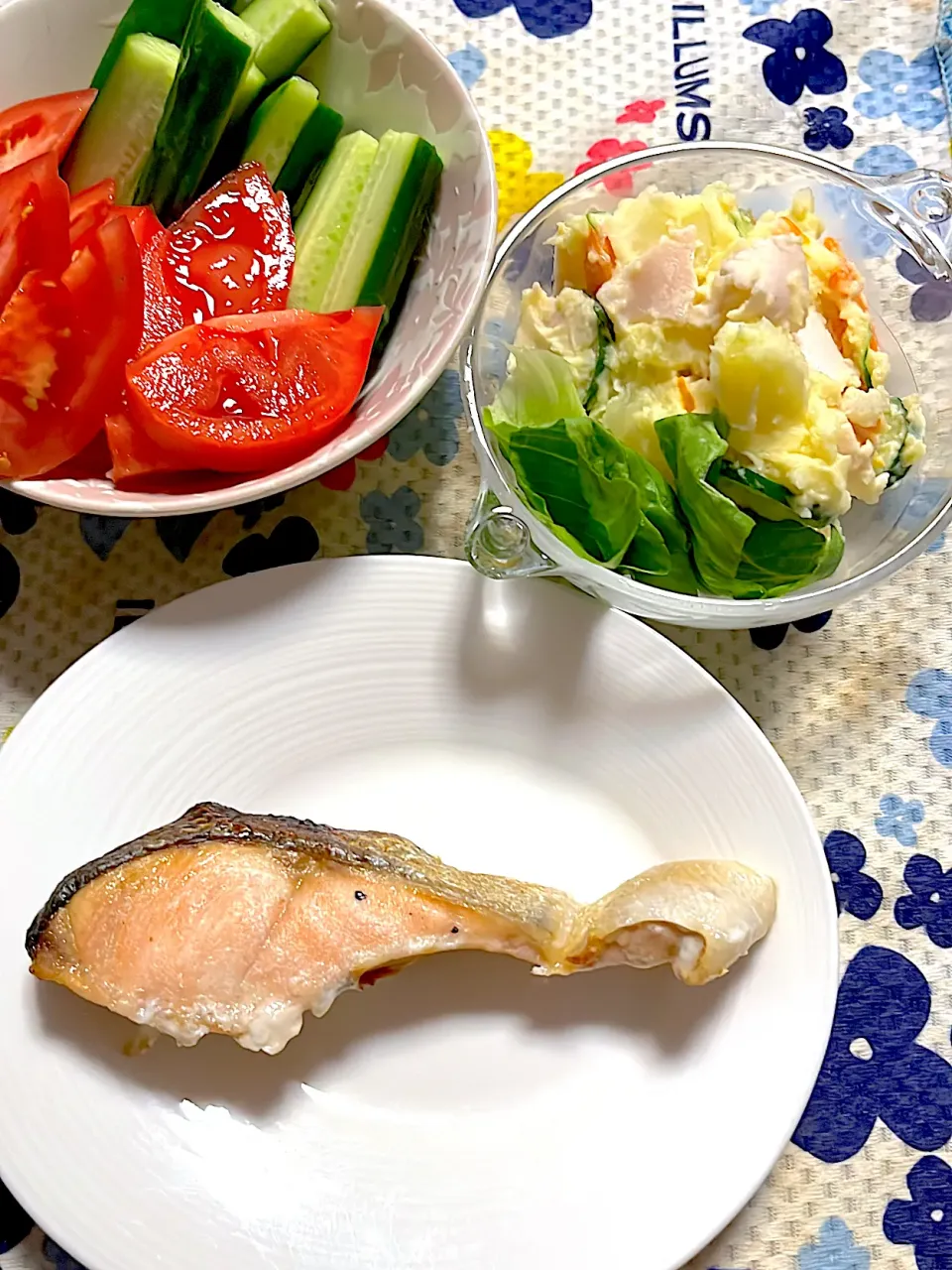 Snapdishの料理写真:塩鮭　ポテトサラダ　トマト🍅　胡瓜🥒|4jinoanataさん